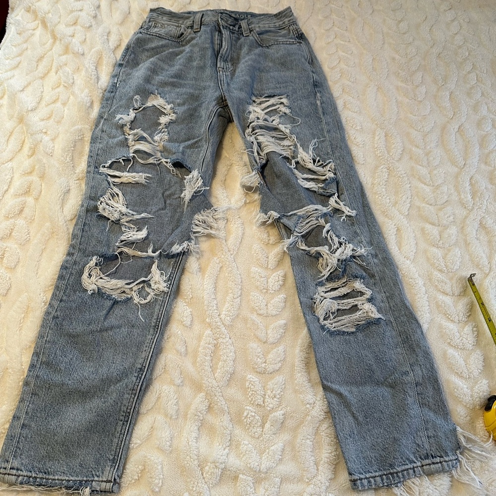 American Eagle Outfitters Light Blue SUPER Distressed mom Jean sz 0R